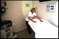 Maya Jansen, masseur en eigenaar van de massagepraktijk Wellness Massage Uithoorn.
Steeds meer fysiotherapeuten sturen hun client, na de therapeutische behandeling, door naar een masseur.