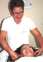 massage voor kinderen. Indiase hoofdmassage en stoelmassage zijn goede, laagdrempelige massages voor kinderen. Weldadig en heerlijk bij slaapproblemen, stress, dyslexie, ADHD
